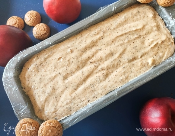 Массу выложить в форму, накрыть фольгой и поставить в морозильную камеру на 6–8 часов.