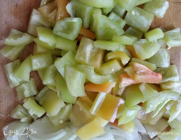 Тем временем нарезать лук полукольцами или четвертинками полуколец. Болгарский перец нарезать некрупно. Мелко порубить чеснок. Если берете свежие помидоры, нужно очистить их от кожицы и порубить мелким кубиком.