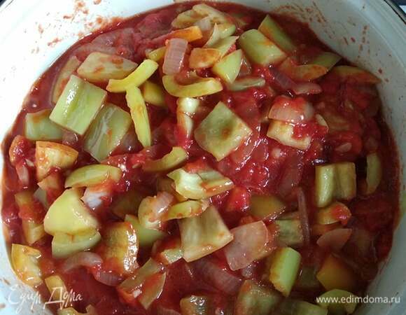На растительном масле обжарить лук 3 минуты, добавить чеснок, через минуту — перец. Обжаривать минут 10, добавить помидоры и дать потушиться еще минут 5.