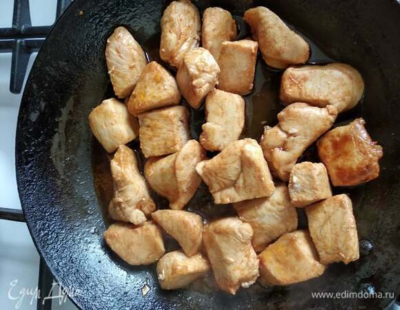 На растительном масле обжарить индейку минут 10.