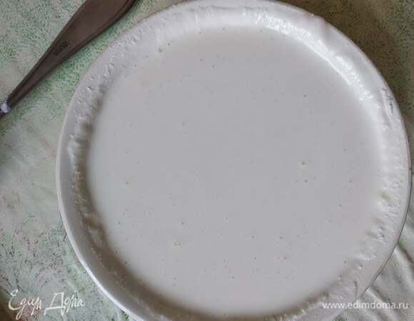 Приготовить заправку. Смешать сметану с мукой. Растереть, чтобы не было комочков. Добавить молоко.