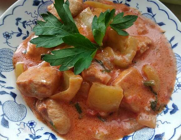 В овощной соус переложить индейку, все перемешать, добавить заправку из сметаны. Тушить на слабом огне под крышкой до готовности индейки. Я добавила нарезанную вместе со стебельками петрушку за 5 минут до готовности. Можно этого не делать, а просто посыпать петрушкой готовое блюдо. Приятного аппетита!