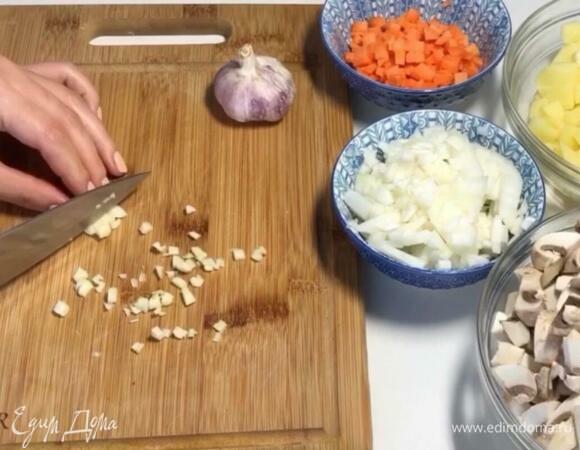 Для начала грибы и овощи нарежем кубиками.