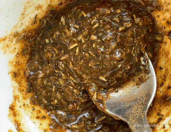 Смешайте все специи, растительное и мягкое сливочное масло, а также измельченный чеснок.