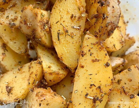 Перемешайте специи с картофельными дольками и дайте постоять им около 10 минут.