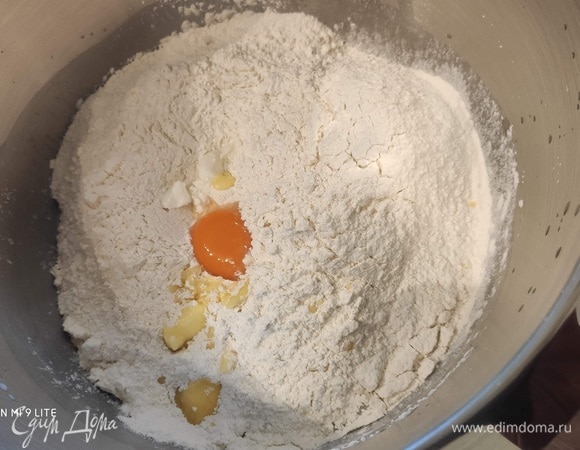 Для теста смешать в чаше комбайна подогретое молоко с сахаром и ванильным сахарам. Развести в нем дрожжи. Оставить в теплом месте на 15 минут для активации. Затем добавить просеянную муку и остальные ингредиенты. Замесить мягкое эластичное тесто.