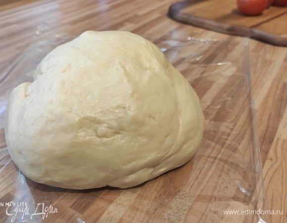 Накрыть чашу пленкой и оставить в теплом месте для расстойки на 1 час 30 минут.