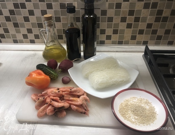 Вымойте овощи.