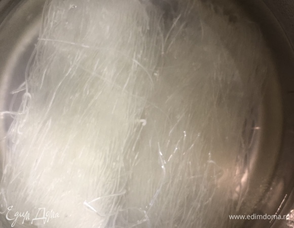 Фунчозу залейте кипятком на 5–7 минут.