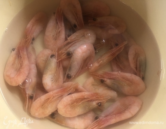 Креветки я не варю, заливаю кипятком на 3–5 минут.