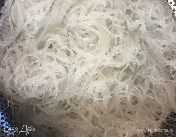 Фунчозу откиньте на дуршлаг и промойте под холодной водой.