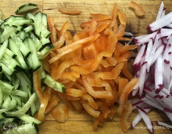 Нарежьте мелко овощи.