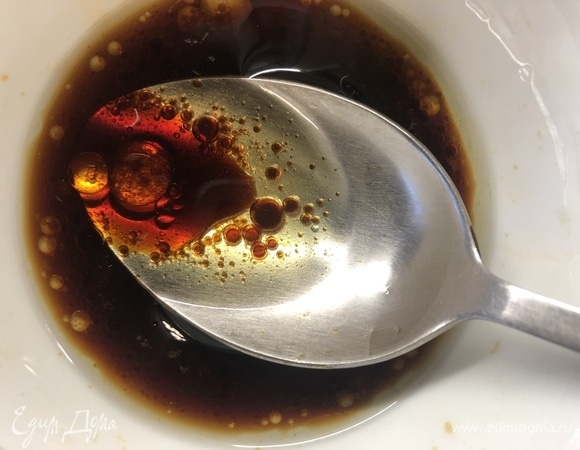 Смешайте все для заправки.