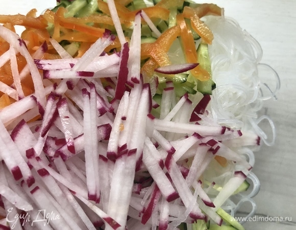 Добавьте овощи к фунчозе.