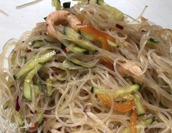 Добавьте креветки, заправку, хорошо перемешайте и уберите в холодильник на то время, которое у вас есть.