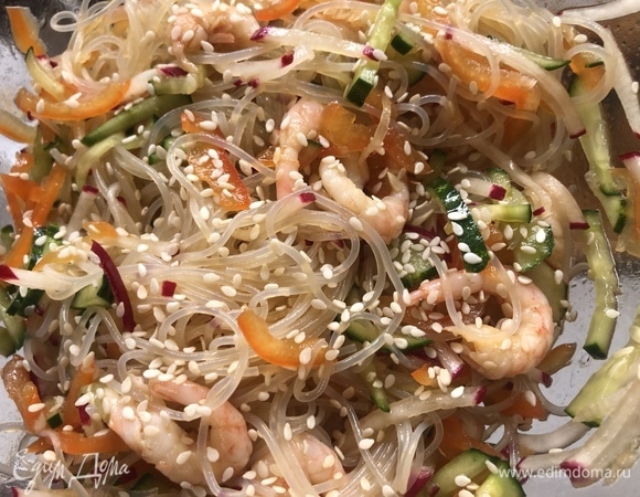 Еще раз хорошо перемешайте, посыпьте кунжутом, подавайте к столу. Приятного аппетита.