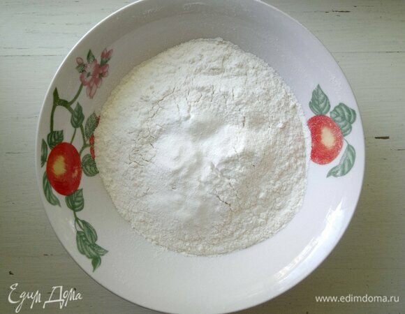 В миске соединить просеянную муку, разрыхлитель, ванилин, перемешать.