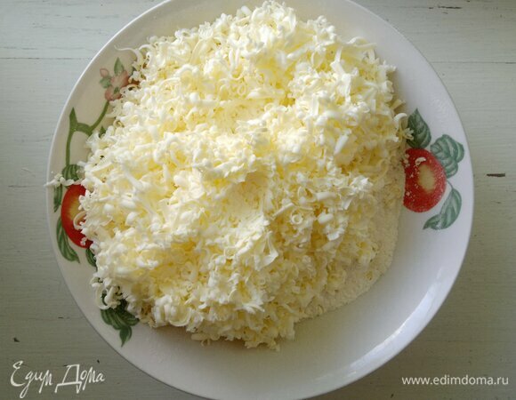 В мучную массу натереть холодное сливочное масло.