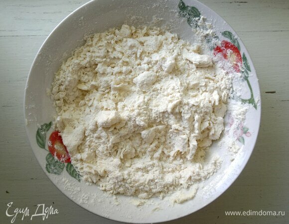 Масло растереть с мукой в крошку.