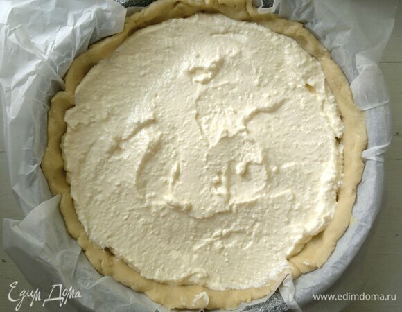 В основу из теста выложить творожную начинку.