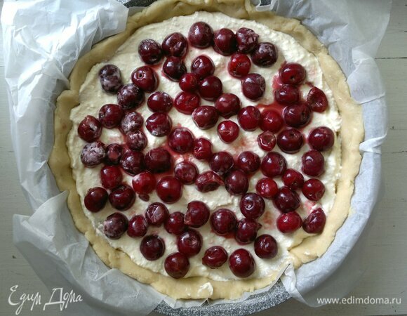 На творог выложить вишню.