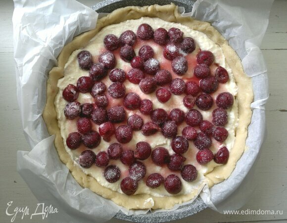 Посыпать сахаром. Поставить форму с пирогом в духовку, разогретую до 180°C, на 50–60 минут. Ориентируйтесь при выпечке на свою духовку. Тесто должно слегка зарумяниться.