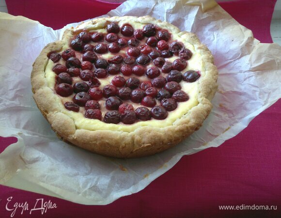 С помощью бумаги аккуратно достать пирог из формы и полностью остудить на решетке.