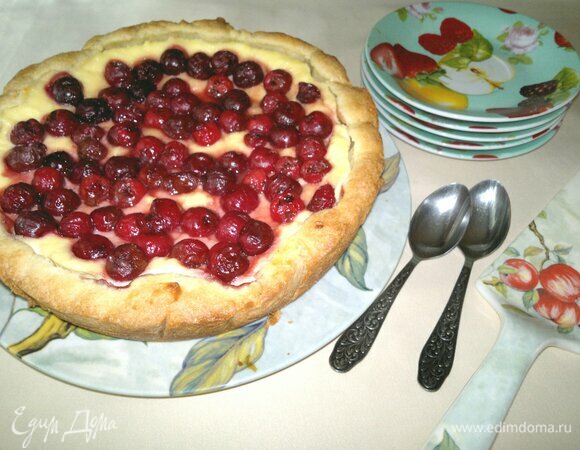 Остывший пирог выложить на блюдо.