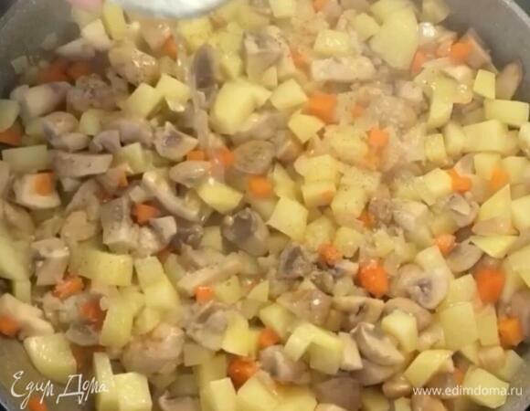На разогретую сковороду кладем чеснок, затем лук и морковь, обжариваем 2 минуты, добавляем грибы, обжариваем еще 2–3 минуты. Добавляем картофель, мешаем и вливаем стакан воды. Тушим все это на медленном огне минут 15, пока картофель не будет готов.