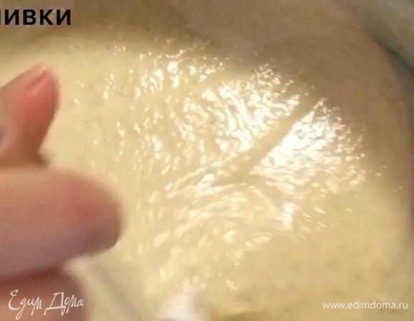 В кастрюле или сотейнике разогреваем сливочное масло и перекладываем туда всю нашу смесь. Взбиваем блендером до однородной массы, включаем огонь на минимум и вливаем сливки, постоянно помешивая. Варим наш суп еще минут 5.