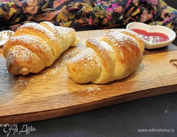 Булочкам дать остыть и по желанию посыпать сахарной пудрой.