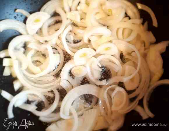 Обжариваем нарезанный полукольцами лук на растительном масле. В это же время готовим булгур по инструкции.