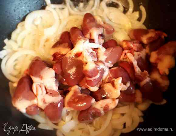 Добавляем куриные сердечки, когда лук обжарится до золотистого цвета. Обжариваем все вместе до тех пор, пока сердечки не поменяют цвет (где-то около 15 минут).