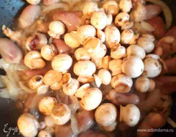 Добавляем шампиньоны (у меня мини) и обжариваем под крышкой минут 10. Не забудьте посолить, добавить черный молотый перец и зиру или любые другие специи по вкусу.