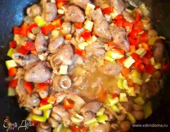 Затем добавляем мелко нарезанный болгарский перец и обжариваем до мягкости.