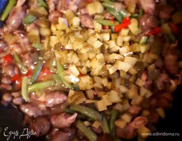 Затем — маринованные огурчики, обжариваем 10 минут.