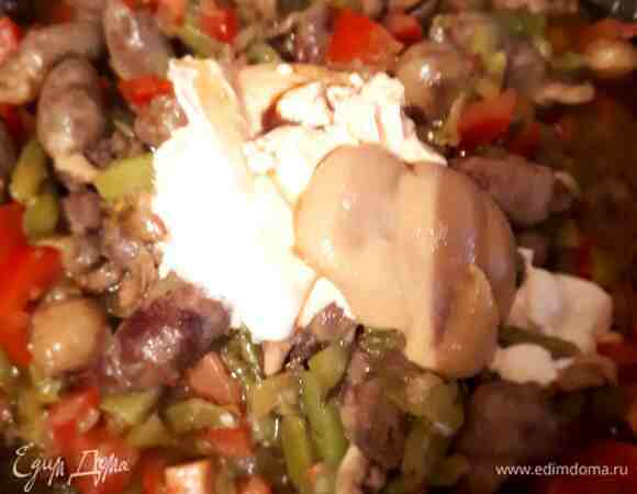 Теперь добавляем горчицу, сметану и соевый соус, тушим под крышкой на небольшом огне около 10 минут.