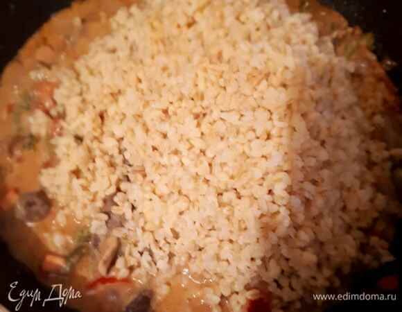 Добавляем к содержимому отваренный булгур и все перемешиваем, оставляем под крышкой тушиться еще минут 7, чтобы крупа пропиталась ароматами и соусом) В конце добавляем мелко нарезанный чеснок и оставляем под крышкой еще на 5 минут.