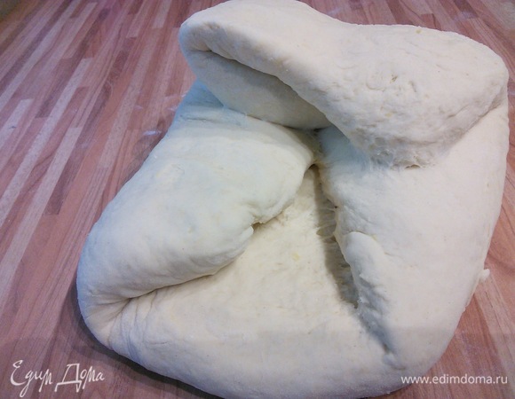 Подошедшее тесто обмять и выложить на припыленную мукой поверхность. Разделить на две части. Каждую раскатать или аккуратно придать им руками прямоугольную форму, сложить обе фаланги к центру и свернуть в рулет. Размер рулета в длину должен соответствовать размеру вашей формы (у меня — 23 х 13 см). Формы смазать маслом и посыпать мукой. Тесто выложить в формы швом вниз, накрыть пленкой и поставить в теплое место для расстойки еще на 1 час.