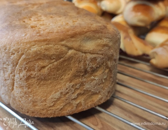 Духовку разогреть до 190°C. Хлеб смазать размягченным сливочным маслом, выпекать 25–30 минут. Тест на сухую палочку подскажет о готовности выпечки. Готовый хлеб смазать еще раз маслом и оставить в форме на 10 минут, затем извлечь из формы и полностью охладить на решетке.