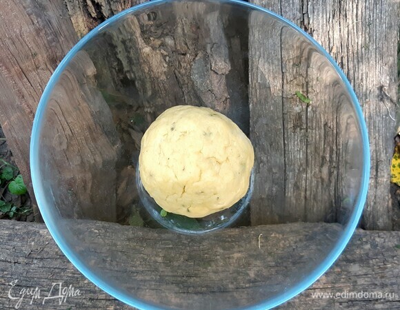 Замесить тесто и собрать в комок. Убрать в холодильник на полчаса.