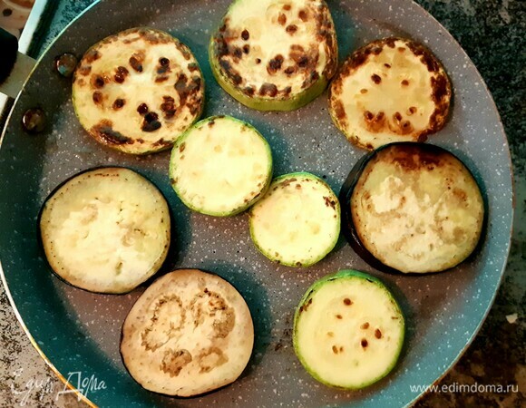 Сковороду смазать оливковым маслом, обжарить кабачок и баклажан. Выложить на салфетку.