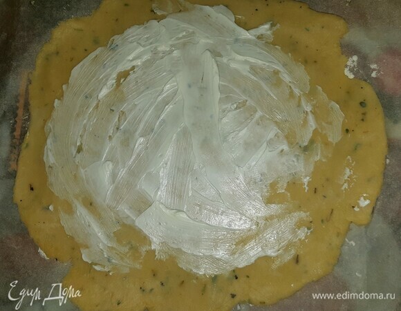 Тесто раскатать и смазать сливочным сыром.