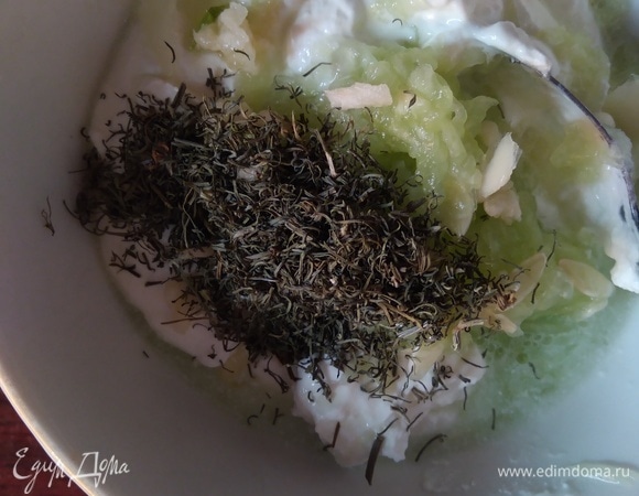 Для заправки перемешать сметану, тертый огурчик, укроп и давленый чеснок. Соль я не добавляла, потому что в салате достаточно соленых продуктов. Убрать в холодильник.