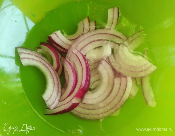 Лук нарезать полукольцами и замариновать в уксусе на 10 минут. Уксус слить.