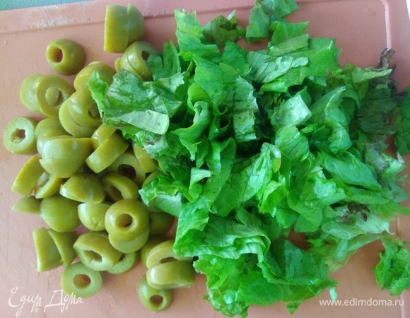 Лист салата промыть и нарезать. Оливки нарезать произвольно.