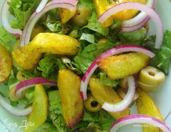 Собрать салат на тарелке: лист салата, оливки, дольки картошечки и лук.