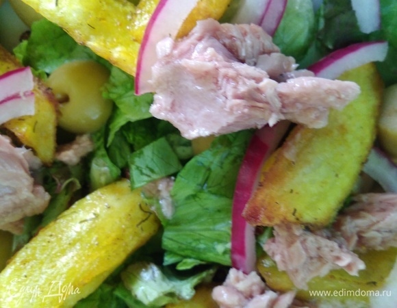 Добавить кусочки тунца. Есть 2 варианта заправки. Первый: полить маслом из банки с тунцом, если вы брали в масле, и сбрызнуть лимончиком.