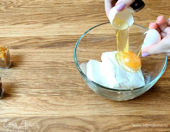 К творогу добавляем яйцо, сахар, ванильный сахар, соль, манку.