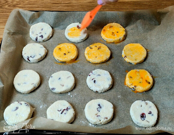 Формируем сырники, можно смазать желтком. Запекаем в духовке 30–35 минут при температуре 180°C.